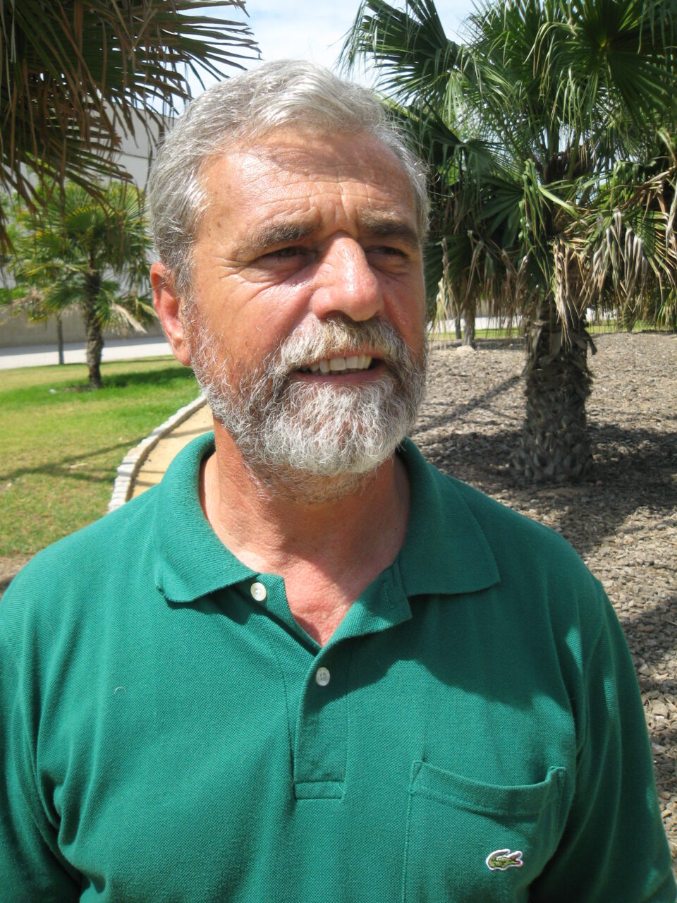 Eleuterio Gandía recopila más de setenta juegos infantiles con los que se divertían los niños de los años cincuenta en Villena