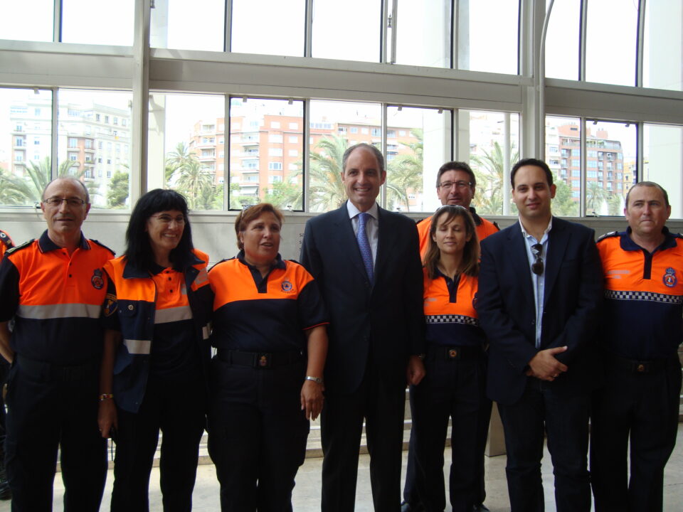 El concejal de Gobernación y miembros de Protección Civil de Petrer participan en el X Aniversario del 112