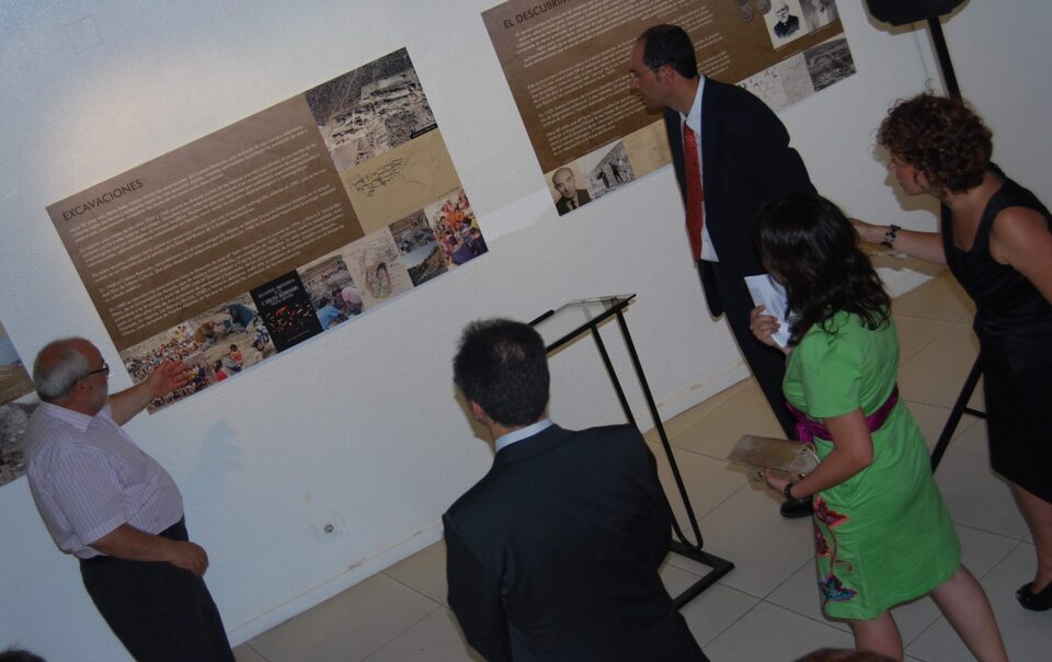 LA ALCALDESA DE LA CIUDAD Y EL RECTOR DE LA UNIVERSIDAD DE ALICANTE INAUGURAN LA EXPOSICIÓN SOBRE EL YACIMIENTO DEL CABEZO REDONDO DE VILLENA