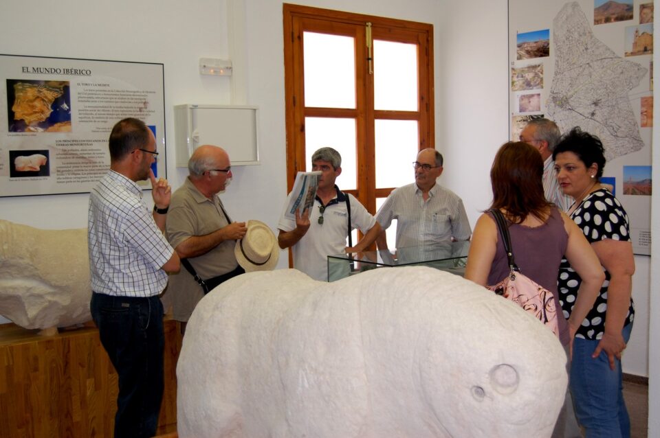El director del Centro Andaluz de Arqueología Ibérica visita Monforte para conocer los toros