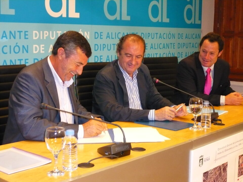 El Ayuntamiento y Proaguas firman el convenio del PRI de la calle Andalucía en el que se construirán zonas verdes y 79 VPO