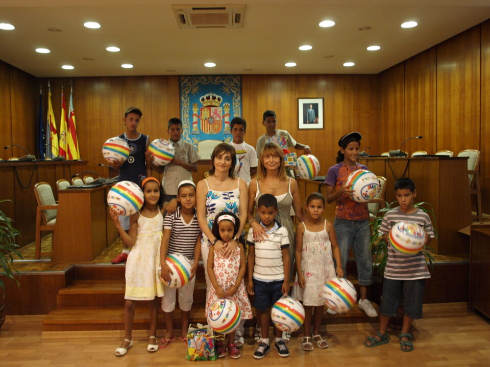 Niños y niñas saharauis en Ibi con familias de acogida