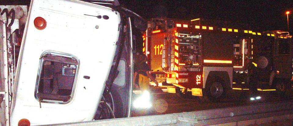 Vuelca un camión de basura en un accidente de tráfico