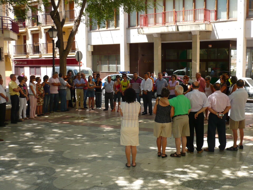 Los ciudadanos de Petrer se unen para mostrar su repulsa por el cruel asesinato de dos Guardias Civiles en Palmanova (Mallorca)