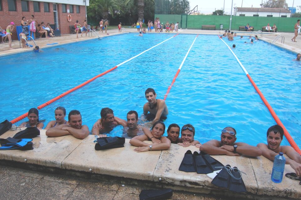 Jóvenes de toda la comarca participan en un curso de socorrismo acuático en Monforte del Cid