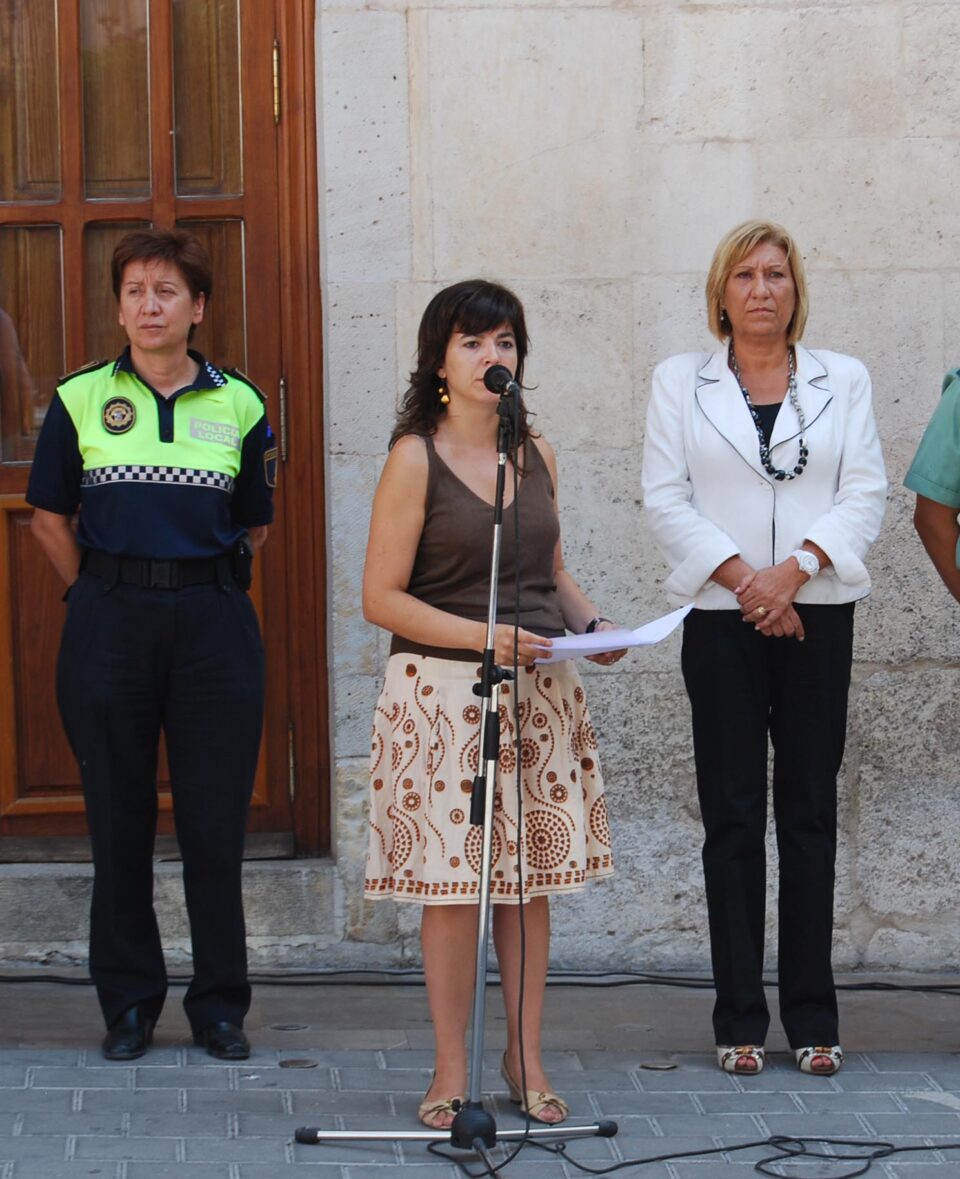 La Subdelegada del Gobierno en Alicante y los representantes de los Grupos Políticos de Villena guardan 5 minutos de silencio en memoria de las últimas victimas de ETA