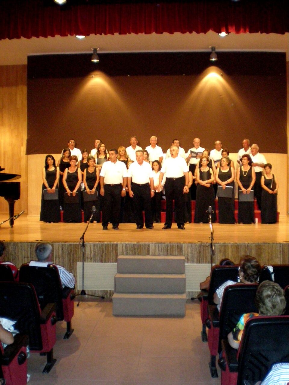 La Coral Monfortina deleitó a los asistentes al concierto de verano