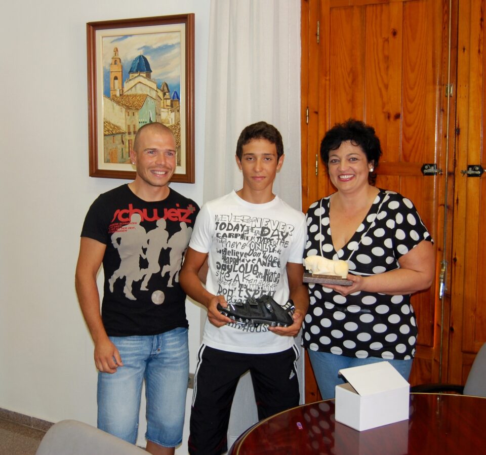 Álvaro Riquelme es recibido por la alcaldesa con motivo de su brillante temporada