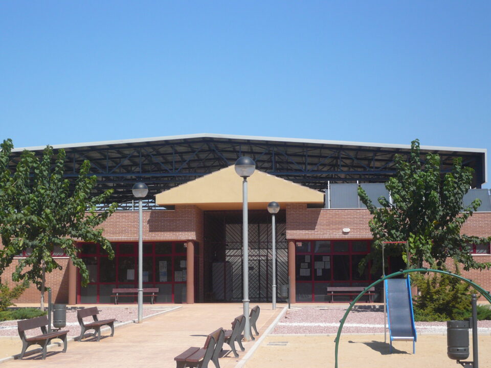 La cubrición de la pista polideportiva de San Jerónimo finaliza a finales de agosto