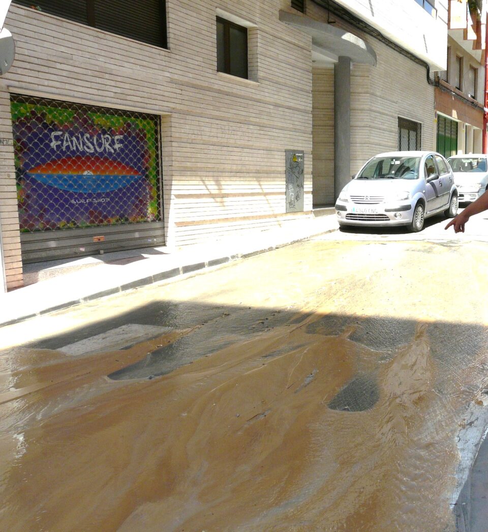 Nueva rotura de tubería en la ciudad. La calle de Elda se convierte en una "piscina". Vecinos lamentan nueva pérdida de agua