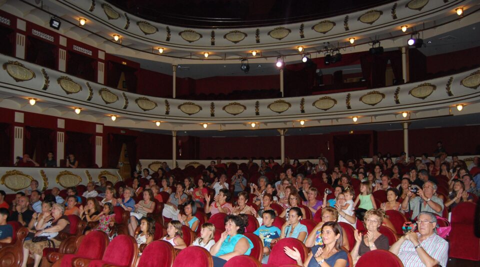 FIN DE FIESTA DEL CURSO DE DANZA PARA NIÑOS Y NIÑAS EN EL TEATRO CHAPÍ DE VILLENA