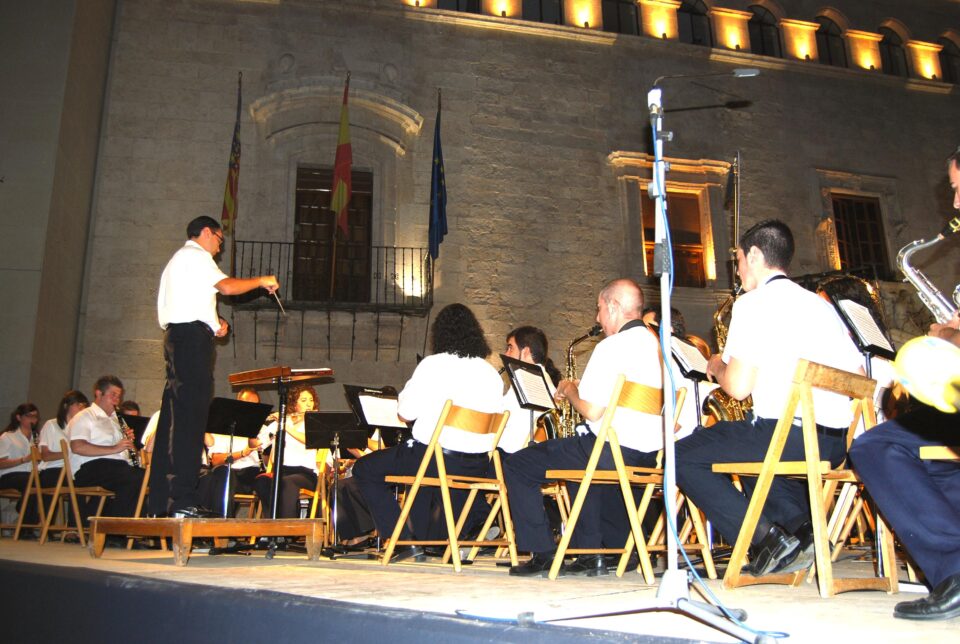 LA MÚSICA DEL CONCIERTO DE LOS PASODOBLES DE VILLENA ANUNCIA LAS INMINENTES FIESTAS DE MOROS Y CRISTIANOS