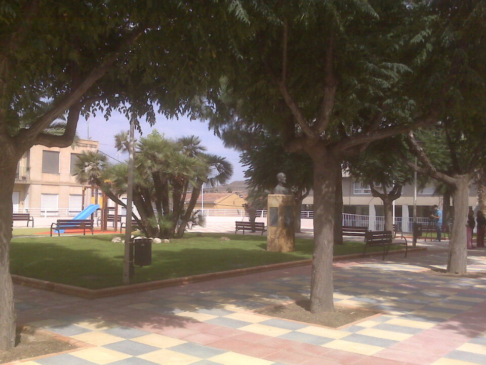 El Ayuntamiento abre la Plaza Azorín tras una remodelación integral para dotar al centro histórico de una zona de ocio y esparcimiento