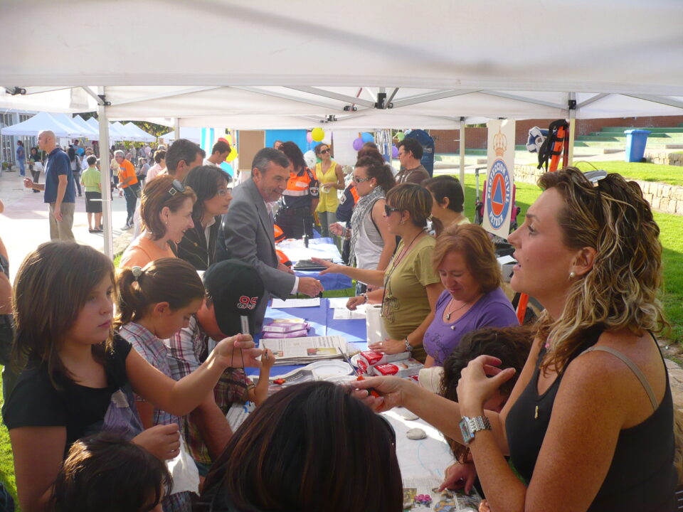Centenares de personas acuden al parque 9 dOctubre en la fiesta intercultural El Mundo en tu Plaza