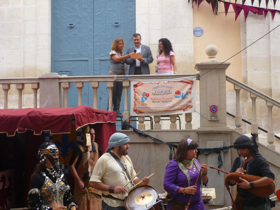 El alcalde y concejales disfrutaron junto a cientos de vecinos en el Mercado Medieval de Petrer durante el fin de semana