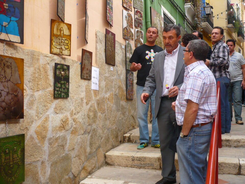 El alcalde asiste a la exposición de pintura de Arte en la calle del autor Javier Juan