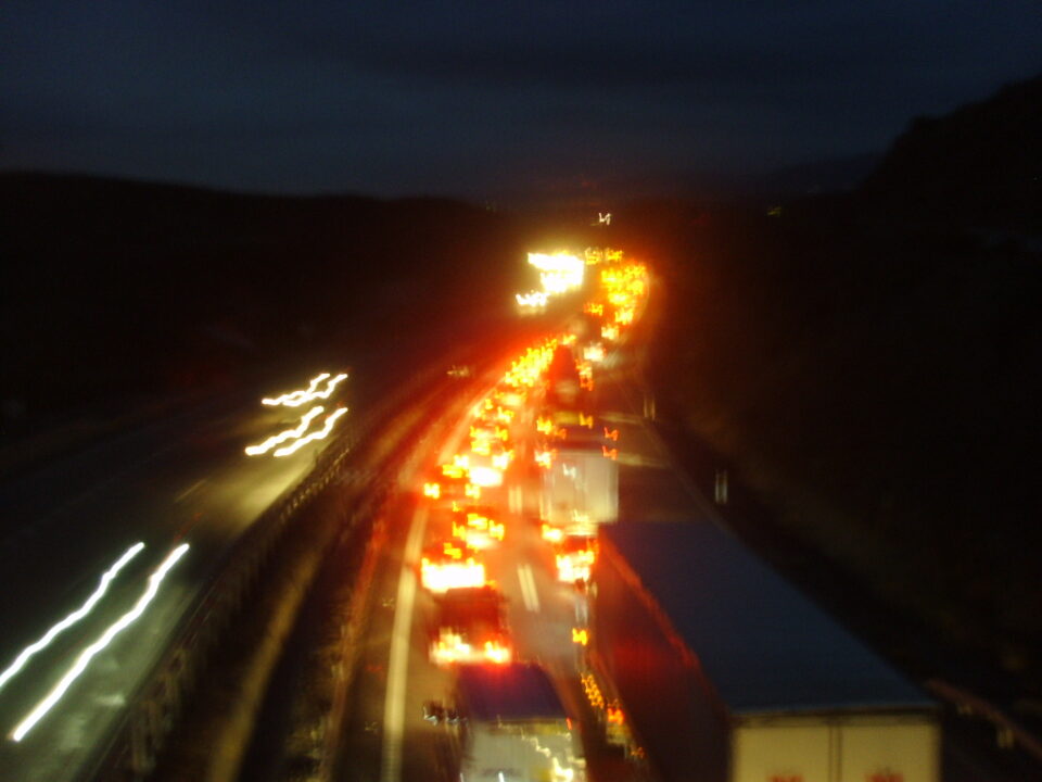 Accidente de dos camiones de gran tonelaje. El imapacto hace cortar la autovía en los dos sentidos llegando hacer retenciones de más de 20 kilómetros