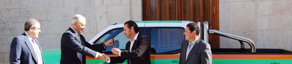 HACEN ENTREGA DE UN VEHÍCULO SOCIO-SANITARIO AL AYUNTAMIENTO DE VILLENA