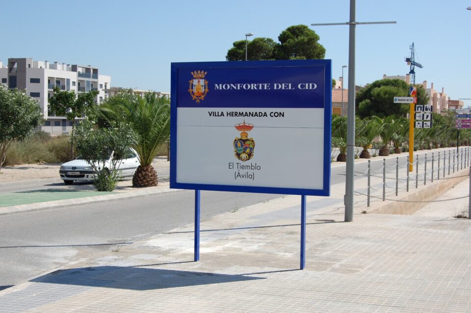 Se colocan en las entradas a la población los paneles que informan del municipio hermanado