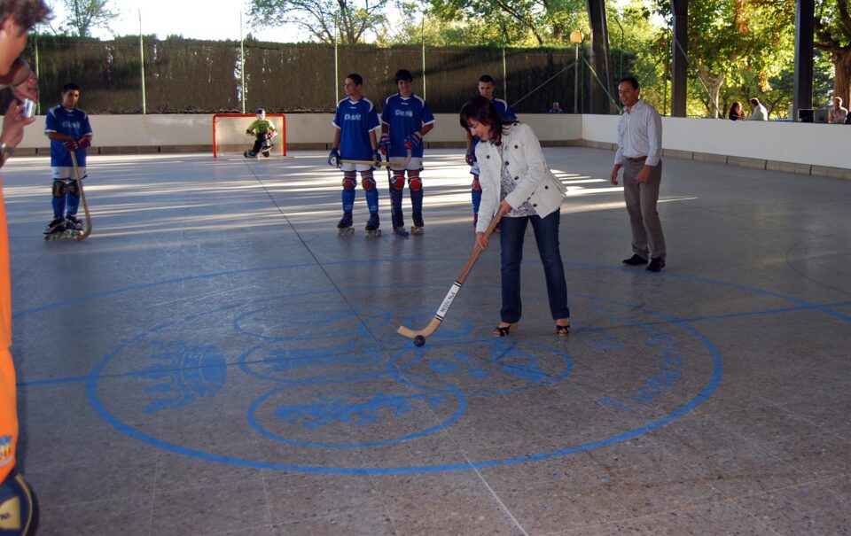 LA ALCALDESA DE VILLENA "ESTRENA" LA NUEVA PISTA DE PATINAJE CUBIERTA DE LA CIUDAD