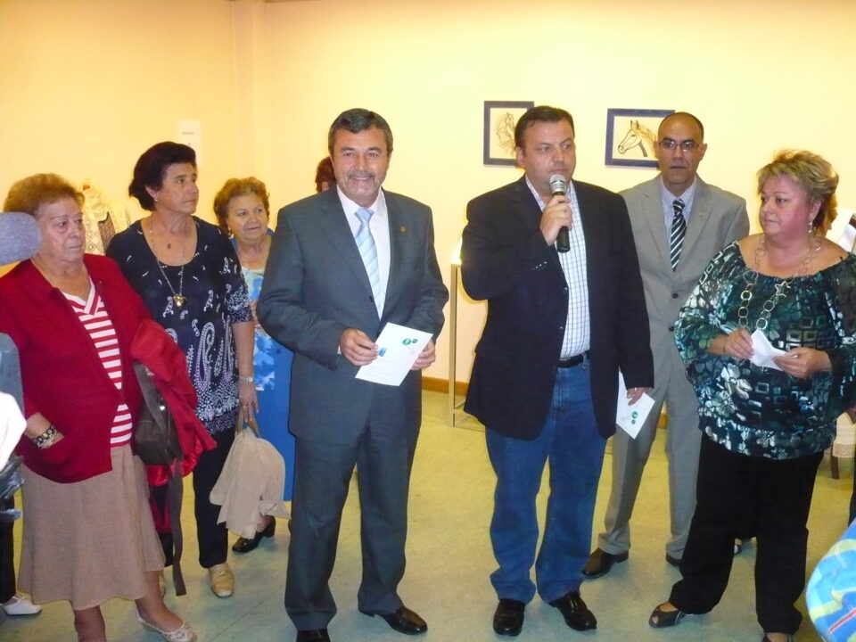 El alcalde destaca en la inauguración de la exposición de pintura y manualidades la vitalidad y dinamismo de las amas de casa