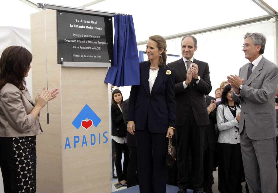 Camps recibe una fuerte ovación de aplausos prolongados del público. La situación del PP en la Comunidad hace saltarle las lágrimas al jefe del Consell