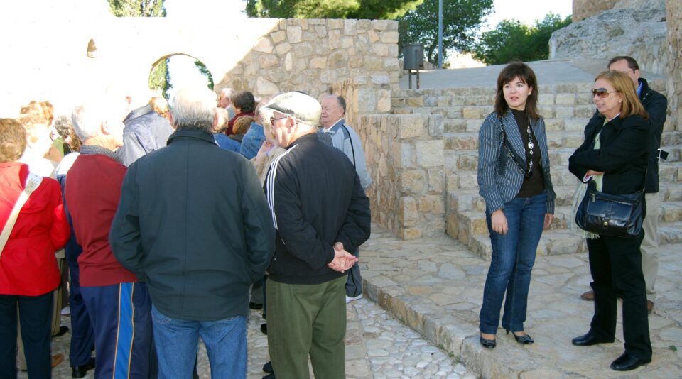 LA ALCALDESA DE LA CIUDAD PARTICIPA EN LA XIX SEMANA CULTURAL DEL CENTRO ESPECIALIZADO DE ATENCIÓN A MAYORES (CEAM)