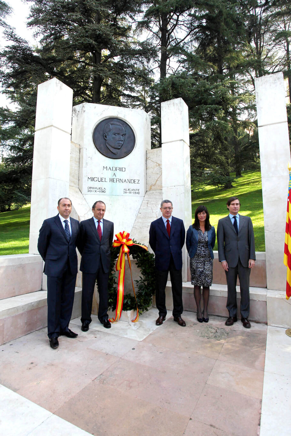 Ripoll y Gallardón abren los actos del centenario de Miguel Hernández con un homenaje al poeta en Madrid