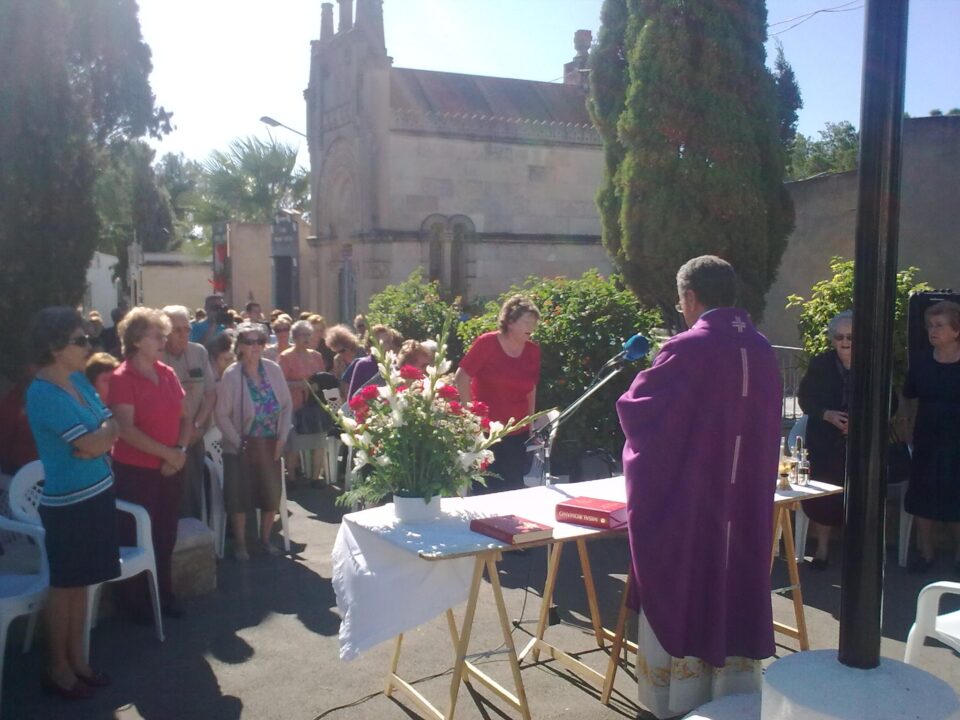 Monforte celebra la misa de los fieles difuntos