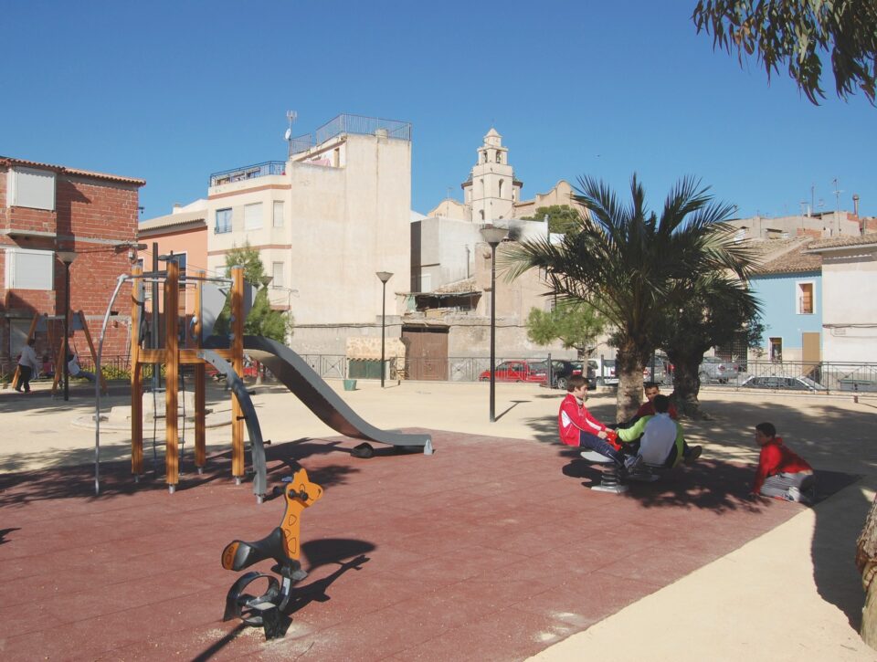 Monforte ya disfruta de un nuevo parque infantil