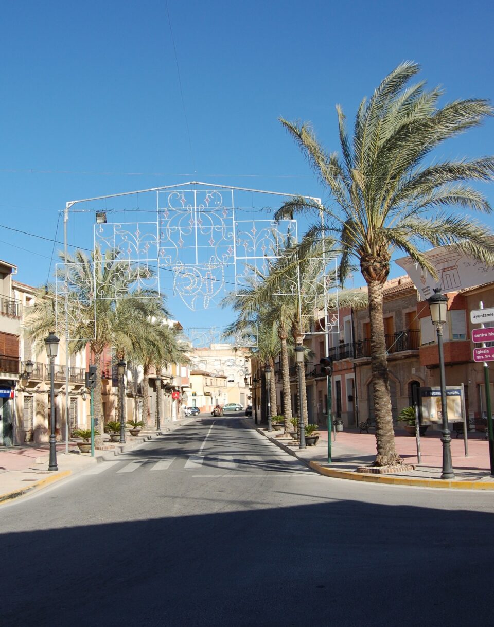 Inician la instalación del alumbrado para las fiestas