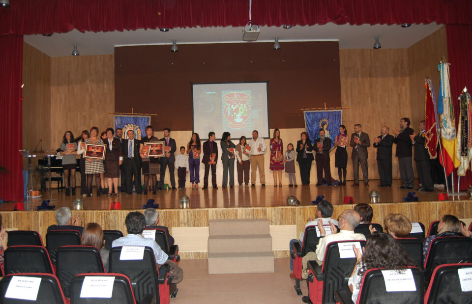 La presentación del libro da paso a las fiestas de Moros y Cristianos