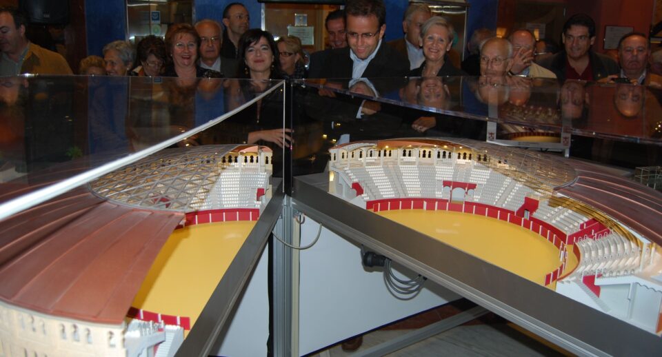 LA INAUGURACIÓN DE LA MAQUETA DEL PROYECTO DE LA PLAZA DE TOROS CUBIERTA ENCANDILA A VILLENA. Acude el famoso torero alicantino Luis Francisco Esplá