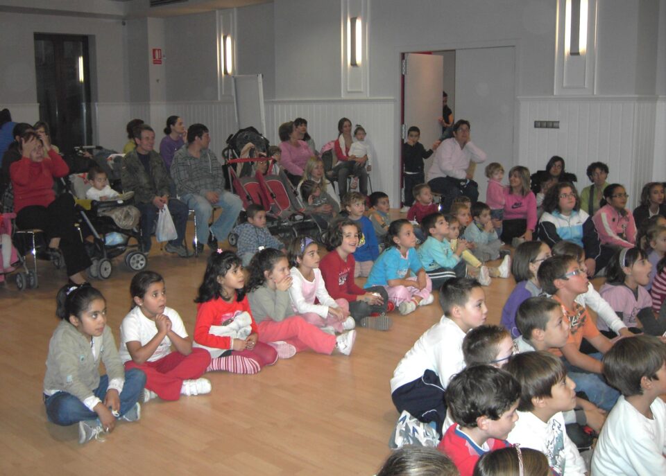 Juventud celebra el día mundial del niño con una obra de teatro