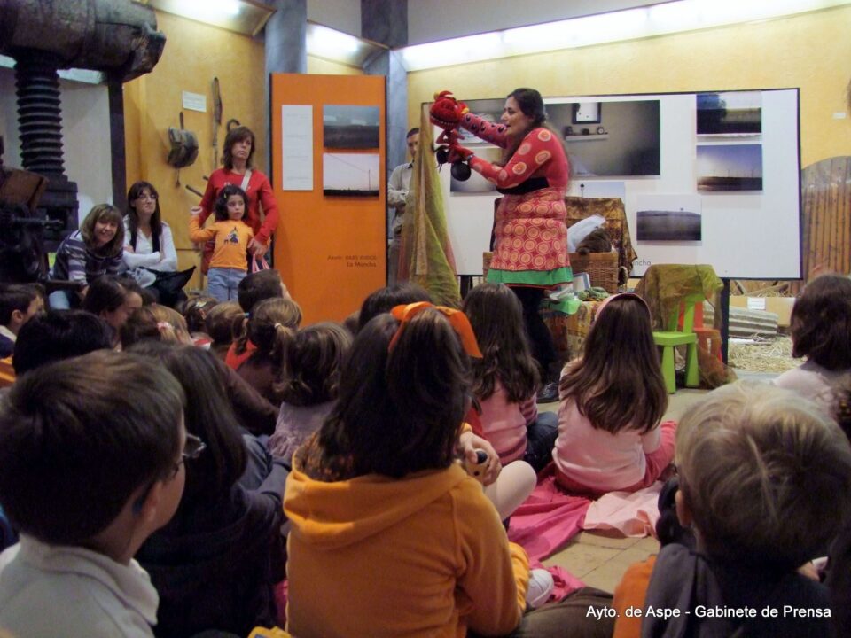 EXCELENTE ACOGIDA DEL CUENTACUENTOS AZORÍN Y SU CAJA DE TESOROS EN EL MUSEO HISTÓRICO DE ASPE