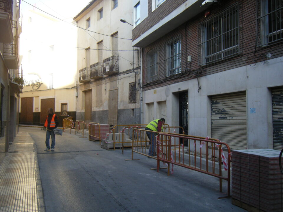 El Ayuntamiento de Sax renueva parte de las aceras de la calle Yecla
