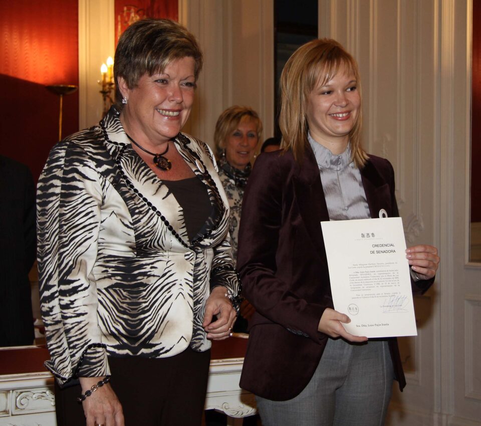 LA PRESIDENTA DE LES CORTS ENTREGA LA CREDENCIAL DE SENADORA A LEIRE PAJÍN