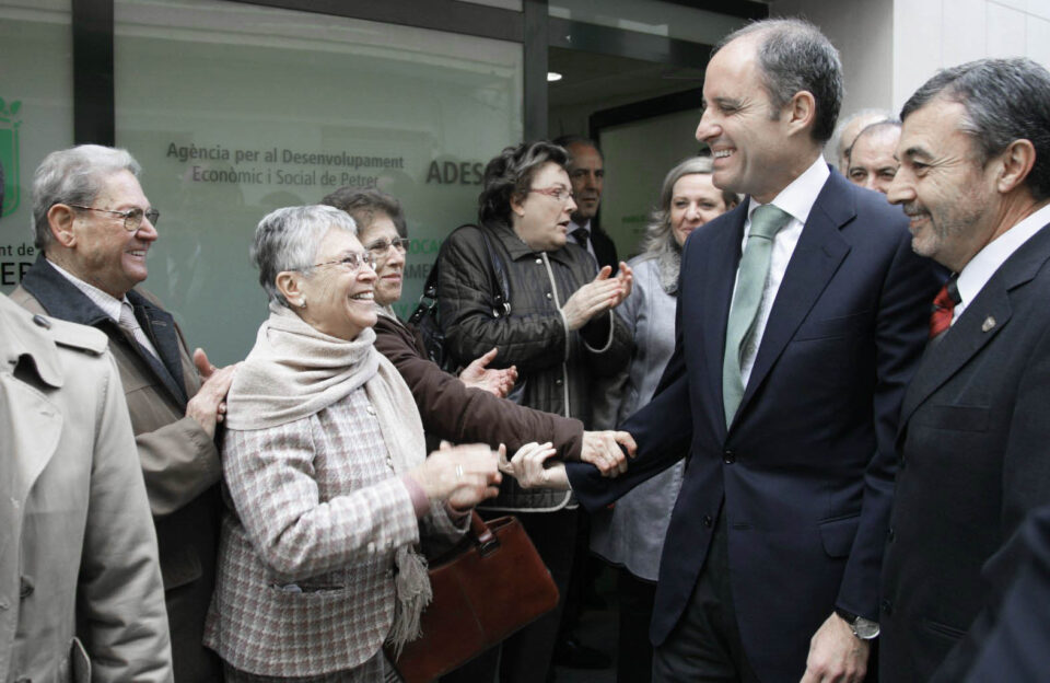 Camps apuesta por la suma de esfuerzos del Consell y ayuntamientos como eje para mantener la confianza e impulsar el empleo