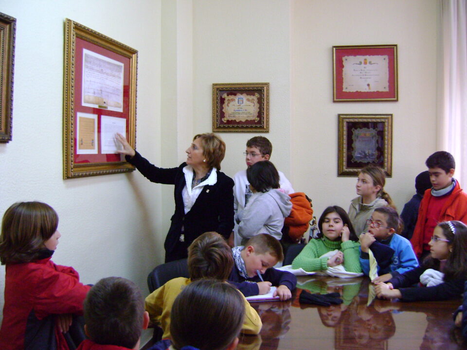 Los escolares sajeños visitan el Ayuntamiento con motivo del Día de la Constitución