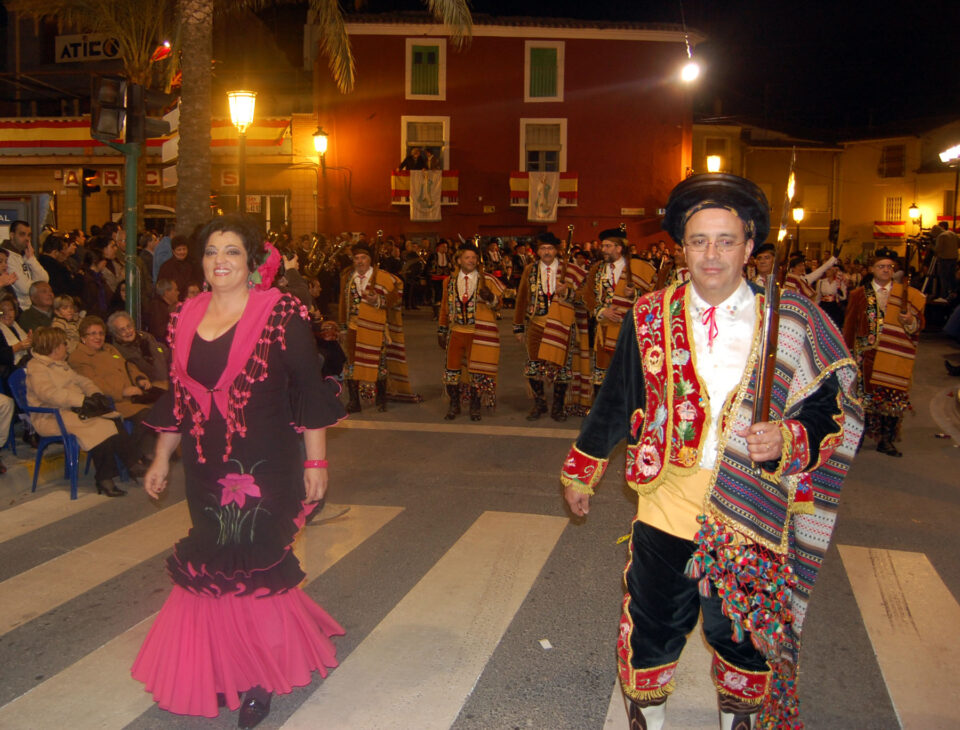 El desfile general de comparsas atrae a miles de festeros