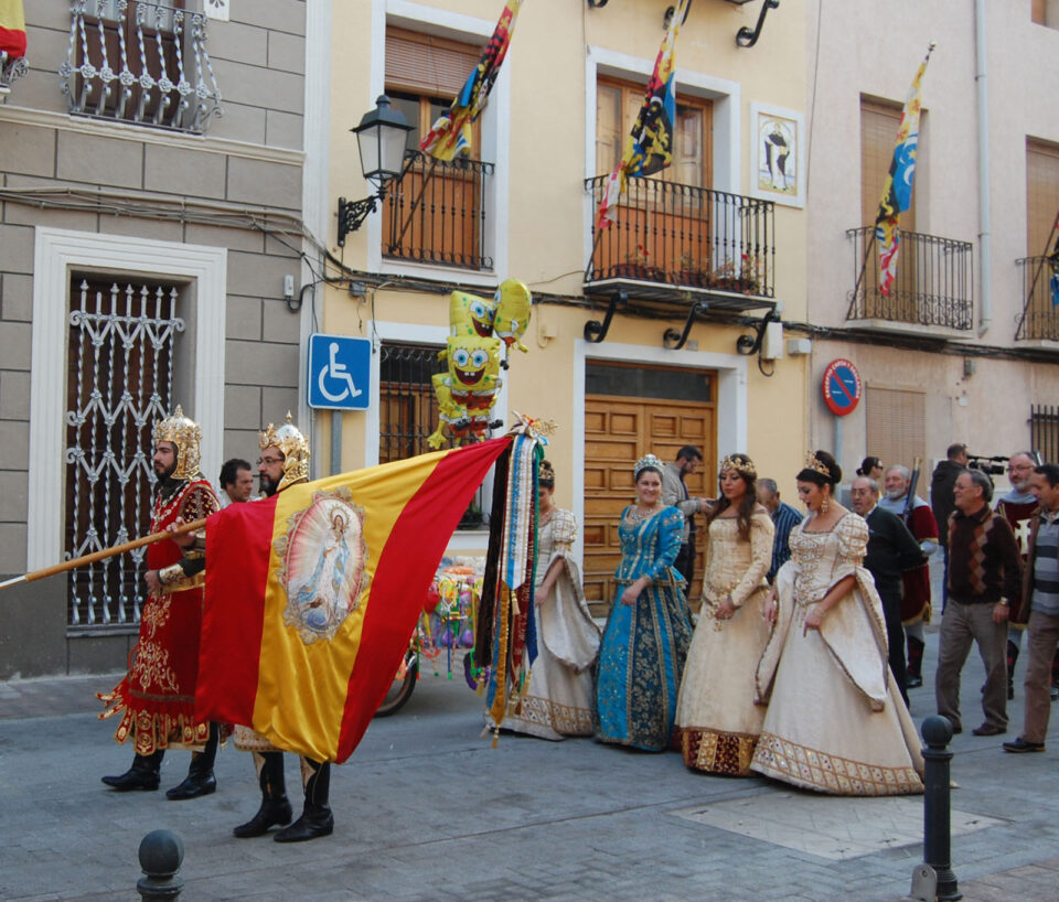 La entrega de banderas cierra las fiestas de Moros y Cristianos