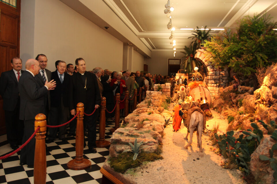 El Palacio Provincial expone un belén de 20 metros que conmemora el 50 aniversario de la Asociación de Belenistas de Alicante