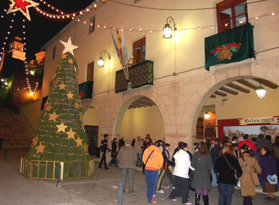 Belén y árbol en la plaza del Ayuntamiento para recibir la Navidad