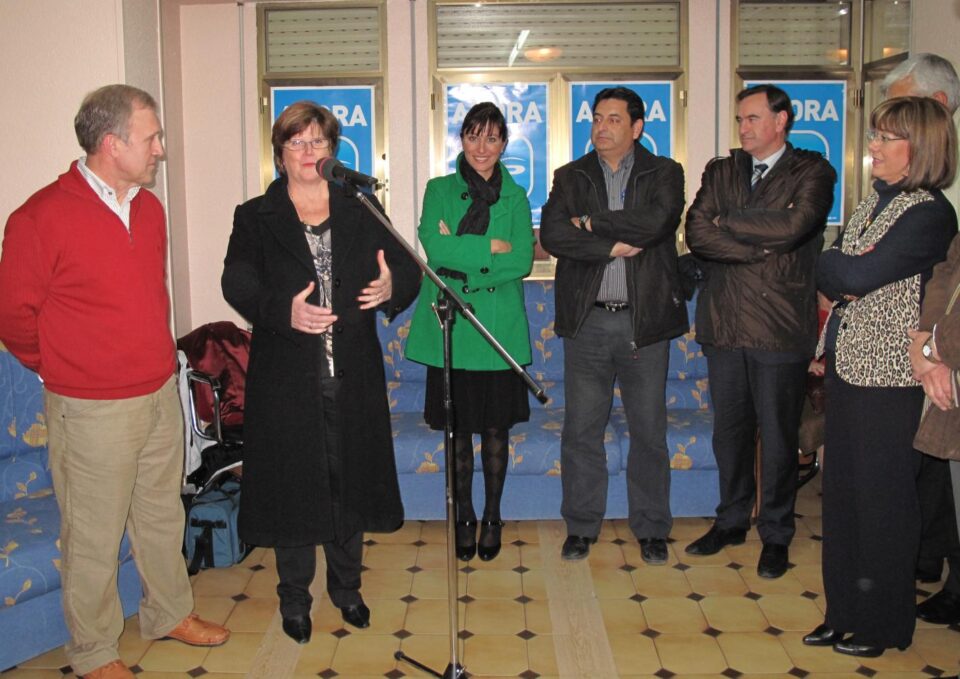 Miguel Ortiz Zaragoza y Maria del Carmen Jimenez inauguraron la nueva sede del PP de Onil.