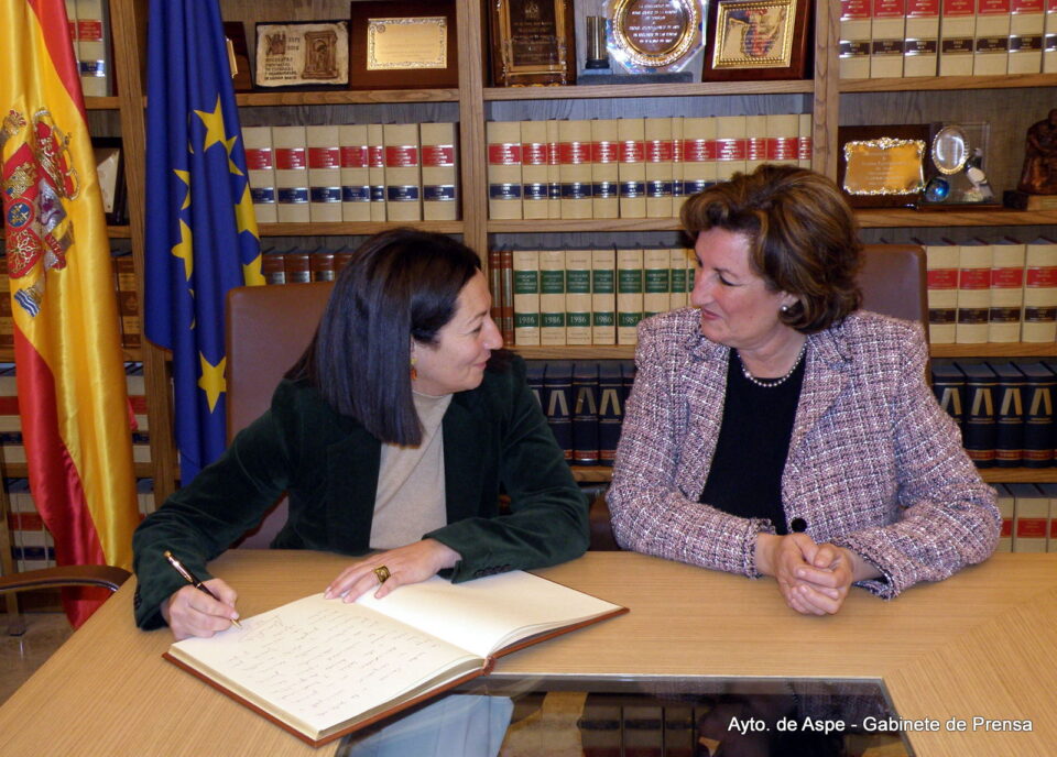 LA CONSELLERA DE AGRICULTURA JUNTO A LA ALCALDESA DE ASPE PONEN LA PRIMERA PIEDRA DEL PROYECTO DE RIEGO LOCALIZADO