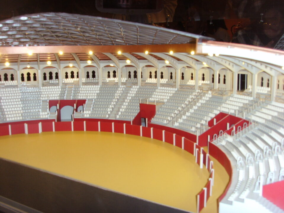 Jesulín de Ubrique visita la maqueta de rehabilitación de la Plaza de Toros en el Teatro Chapí. Por la tarde asistirá a Petrer