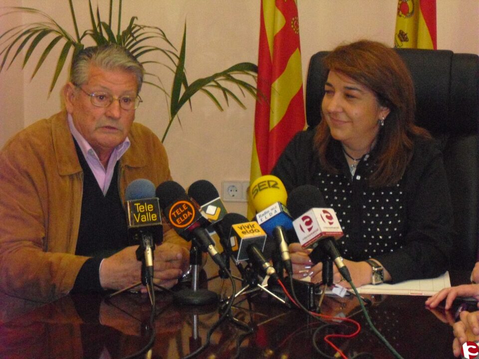 El Ayuntamiento firma un convenio con Cruz Roja para cederle el proyecto de instalación de un ascensor