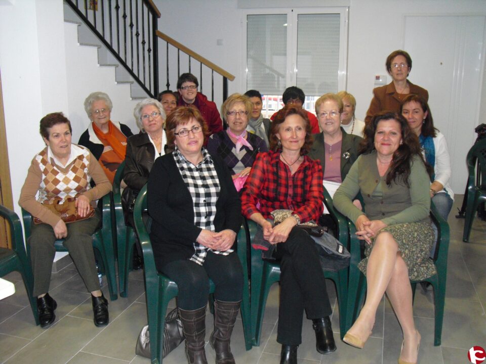 El colectivo "Tiempos de Mujer" ha realizado una charla-coloquio sobre lenguaje igualitario