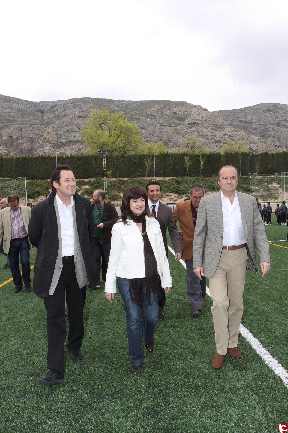 Diputación invierte más de 440.000 euros en el nuevo campo de fútbol de césped artificial de Villena. Ripoll omite la situación del PSOE local
