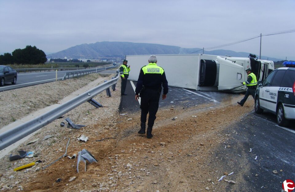 Vuelca un camión en la autovía y causa retenciones de más de tres horas. El conductor salió ileso